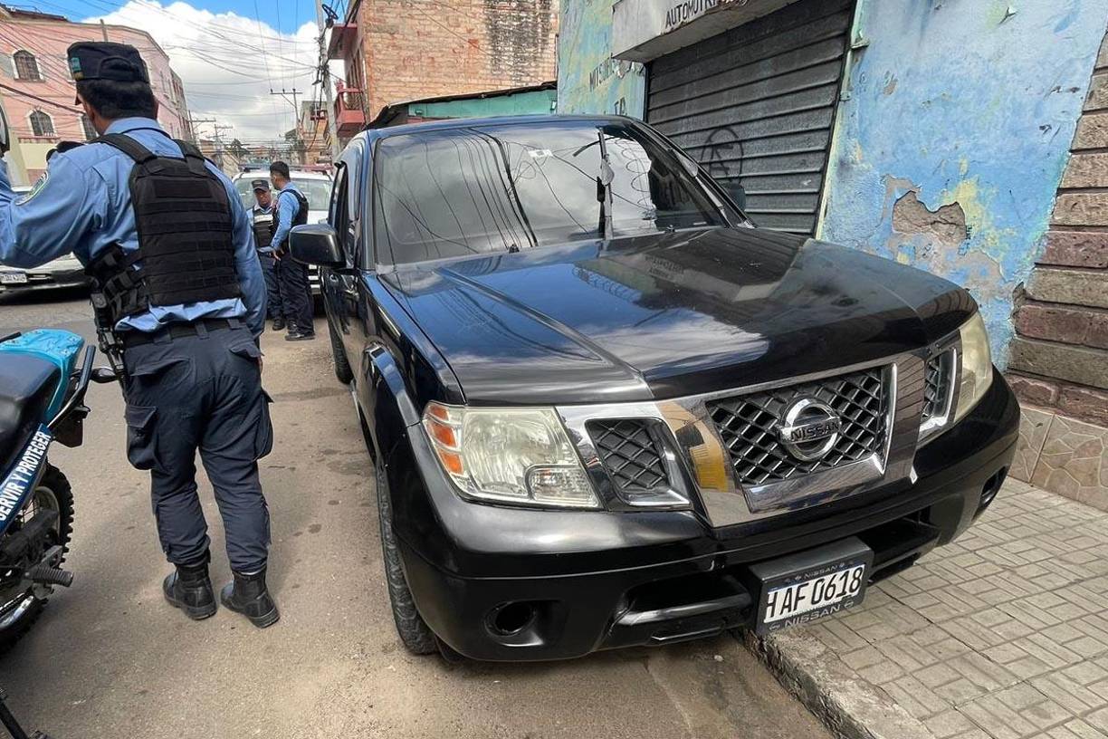 Las autoridades encontraron latas de cerveza, mientras que la otra persona, que supuestamente sería su guardaespaldas, estaba en el asiento trasero.