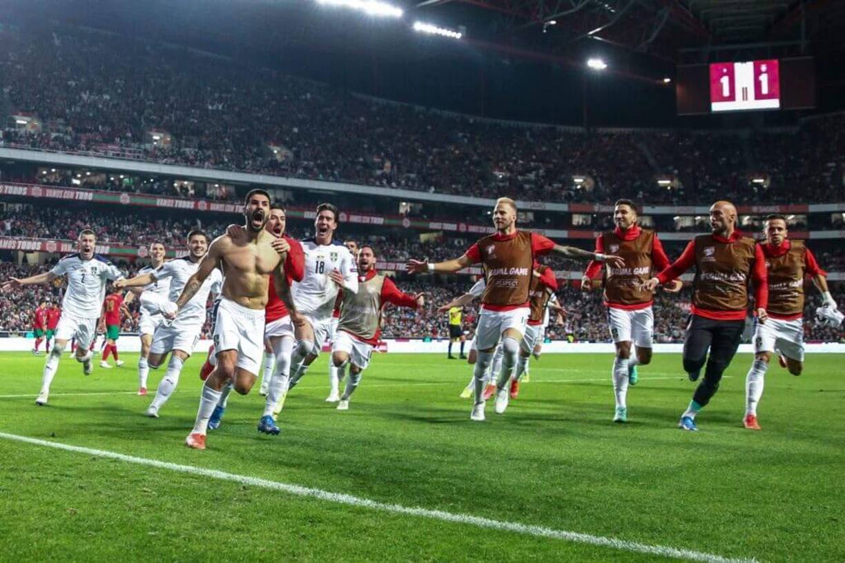 Serbia : Los serbios sorprendieron al clasificarse al Mundial de Qatar 2022 tras mandar a Portugal de Cristiano Ronaldo al repechaje europeo. Disputarán su Copa del Mundo número 13 (considerando a sus predecesoras Yugoslavia y Serbia y Montenegro) y la tercera como país independiente.
