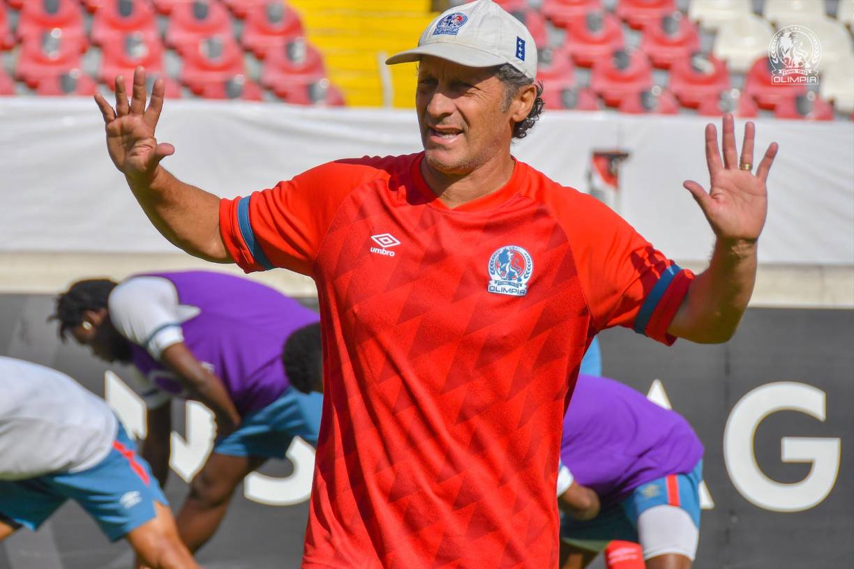 Pedro Troglio dirigió el último entrenamiento del Olimpia en Guadalajara. 
