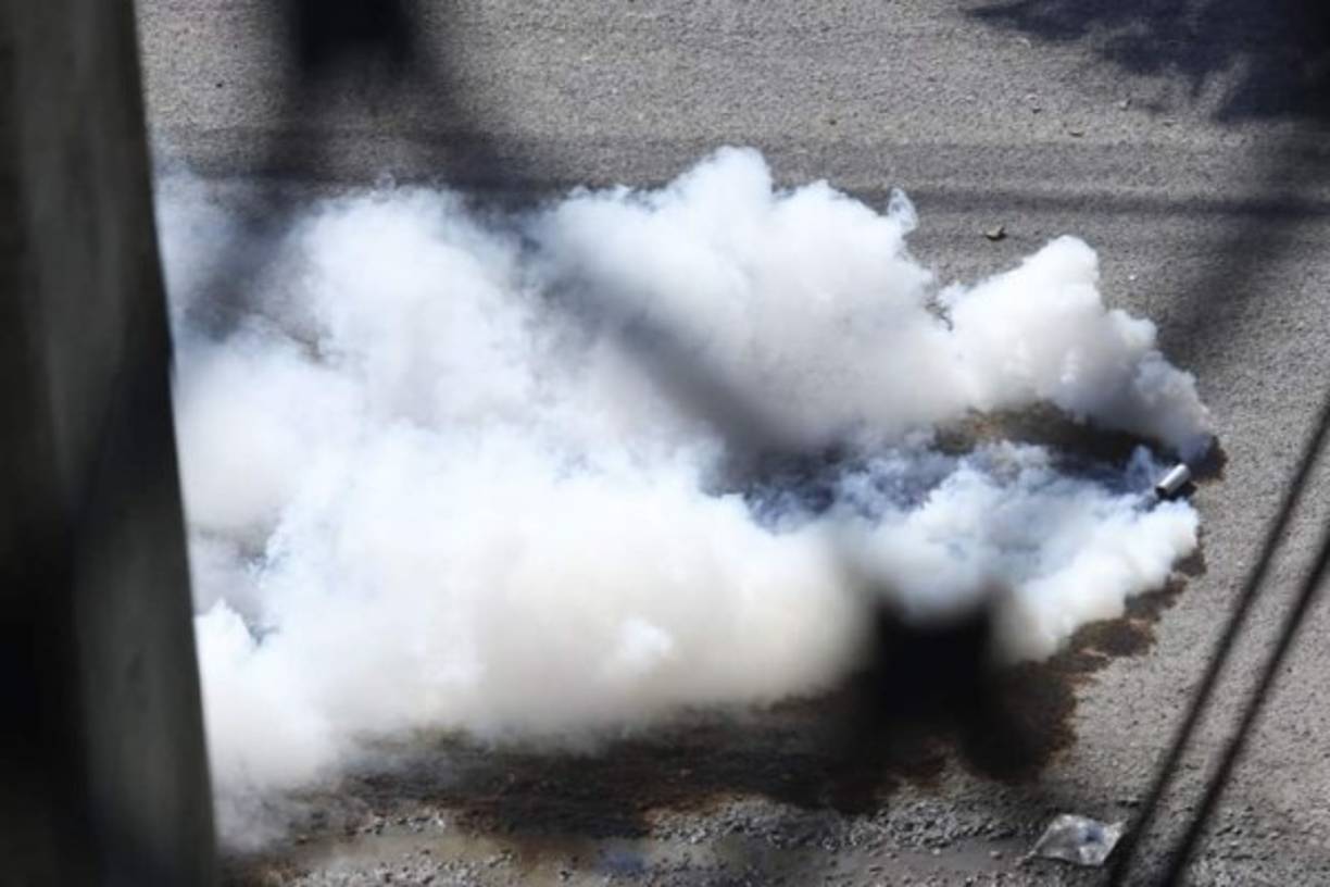 A punta de gas lacrimógeno, la Policía Nacional calmó los ánimos enardecidos entre la barra de Marathon y un grupo de olimpistas.