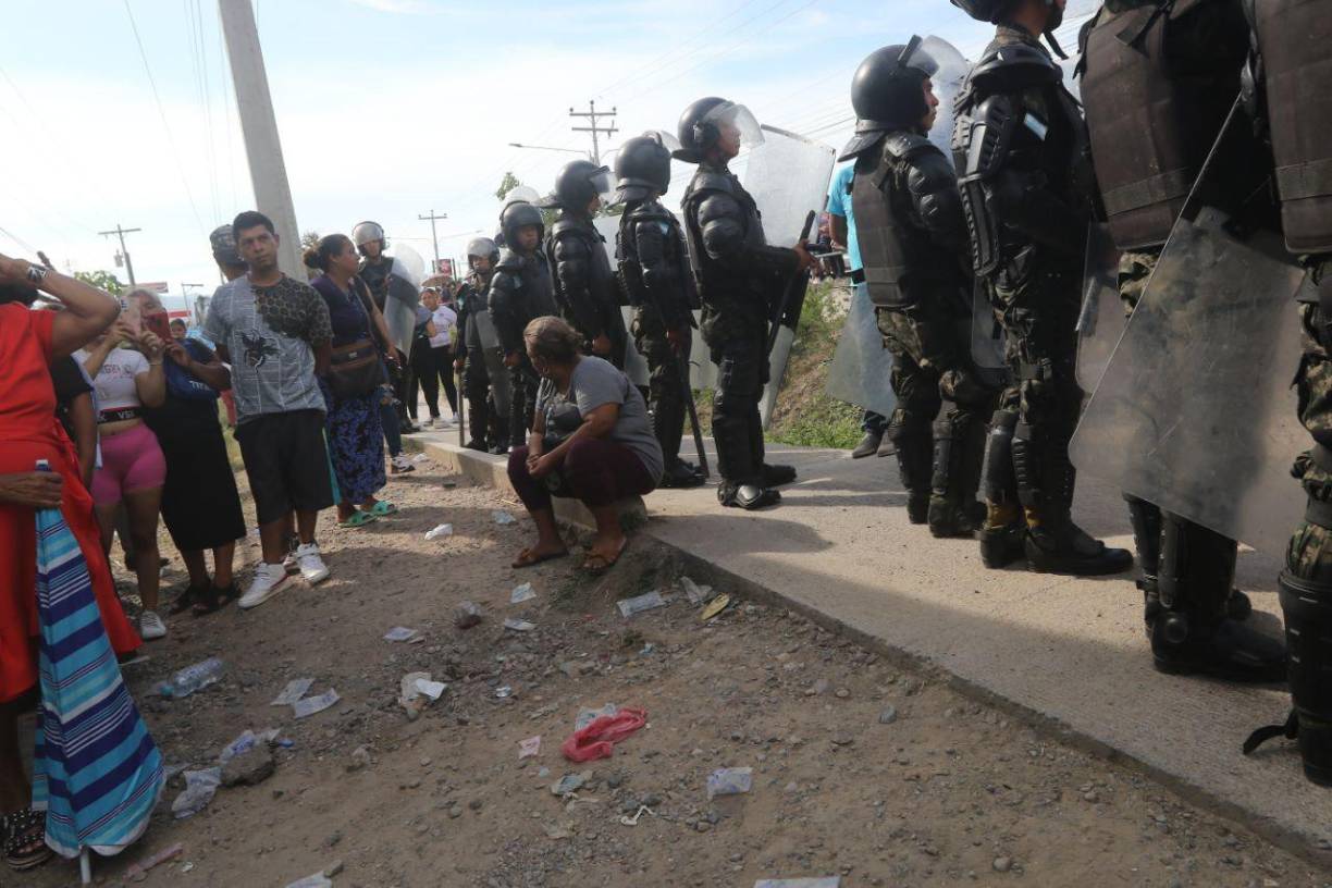 “No nos quiere decir nada. Yo tengo familia ahí, pero nadie sale a darnos información. No sé si mi hijo está vivo o muerto, quiero que nos respondan”, dice una mujer sudada por El Fuerte sol. 