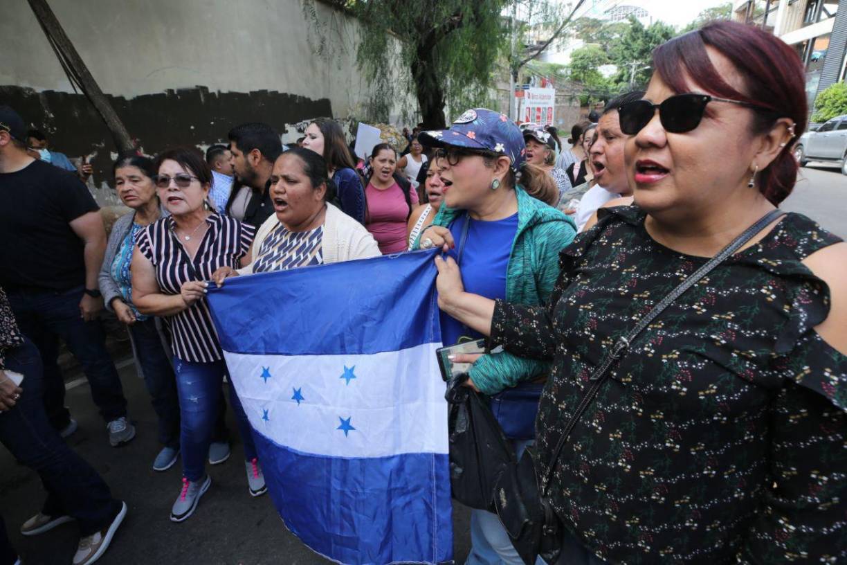 Un grupo reducido de ciudadanos llegaron a las cercanías del Ministerio Público a protestar por el nombramiento del fiscal general interino Johel Zelaya.