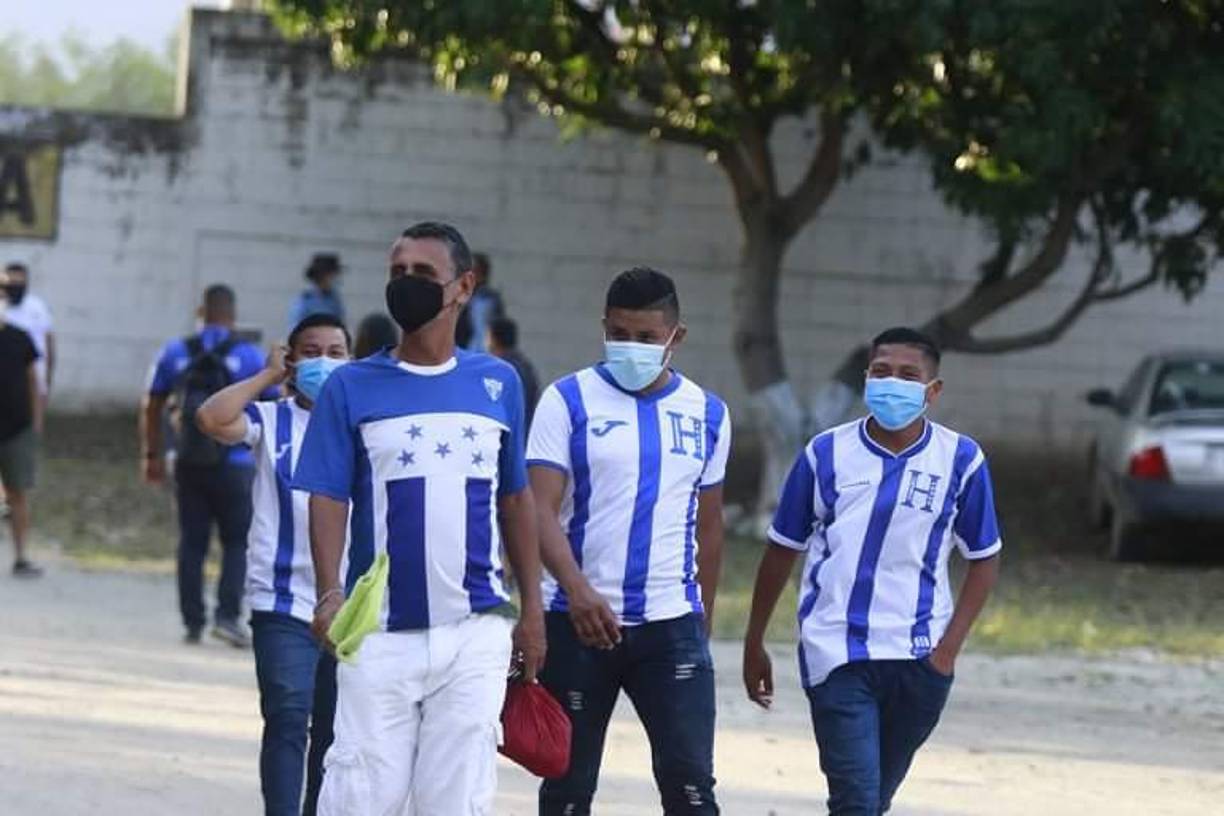 Pocos aficionados han llegado al estadio Olímpico para el partido de la Selección ante los canadienses.