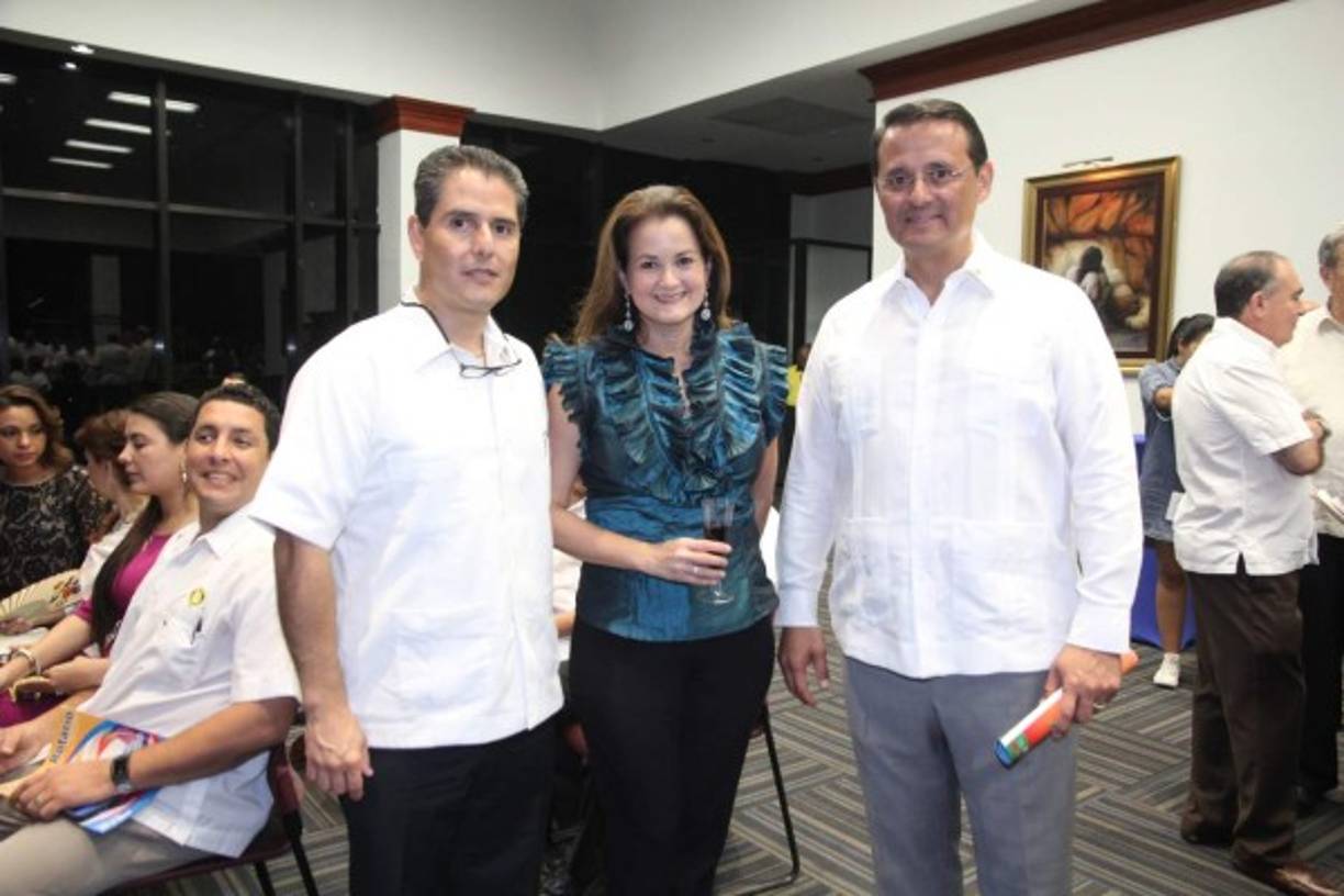 Jose Carlo y Julia Morales con Constantino Pineda.