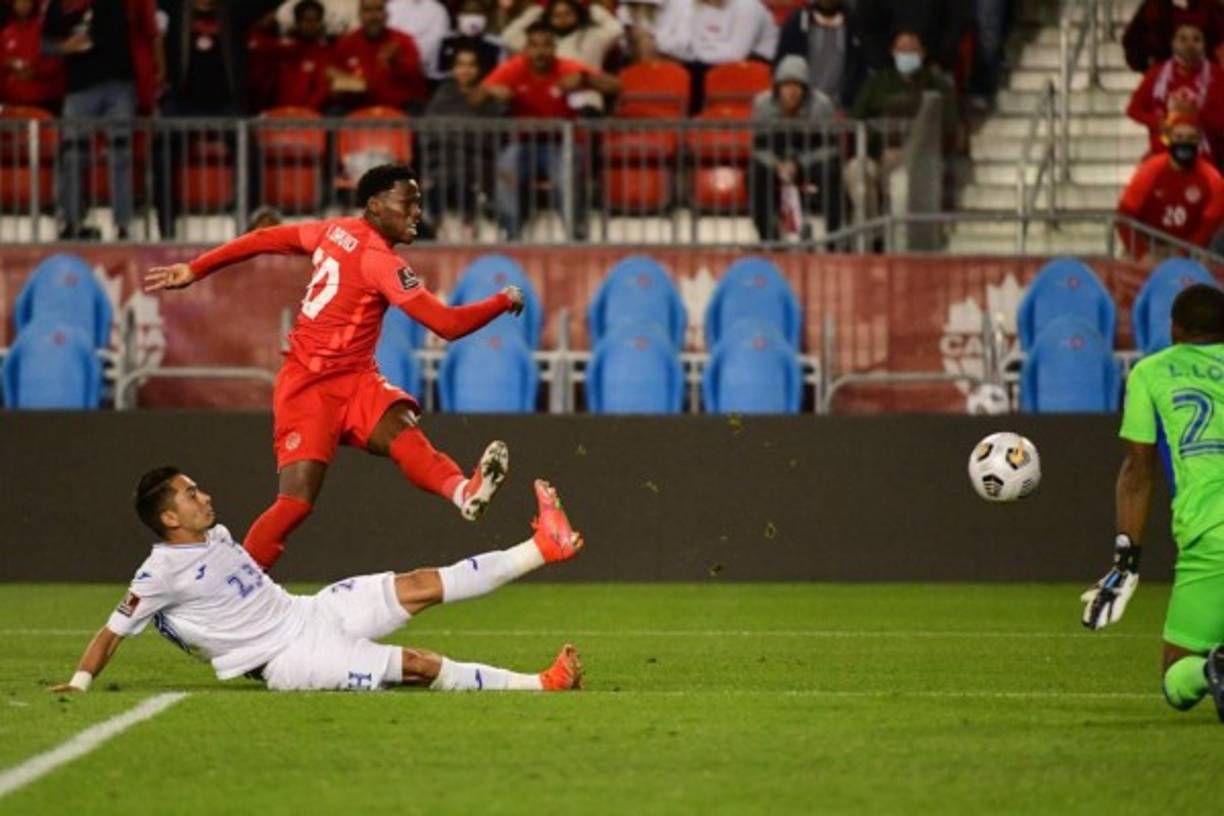 El zurdazo de Alphonso Davies que tapó Luis 'Buba' López.