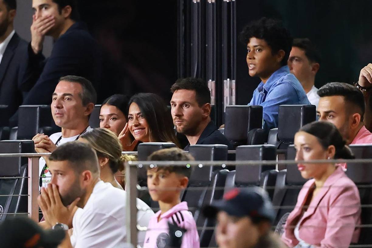 Lionel Messi y Antonela Roccuzzo observando el partido de la final de la US Open Cup.
