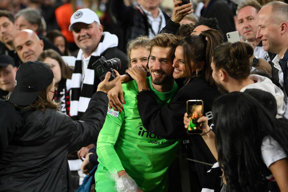 Kevin Trapp celebró la victoria con su esposa, la modelo brasileña Izabel Goulart, al final del partido.