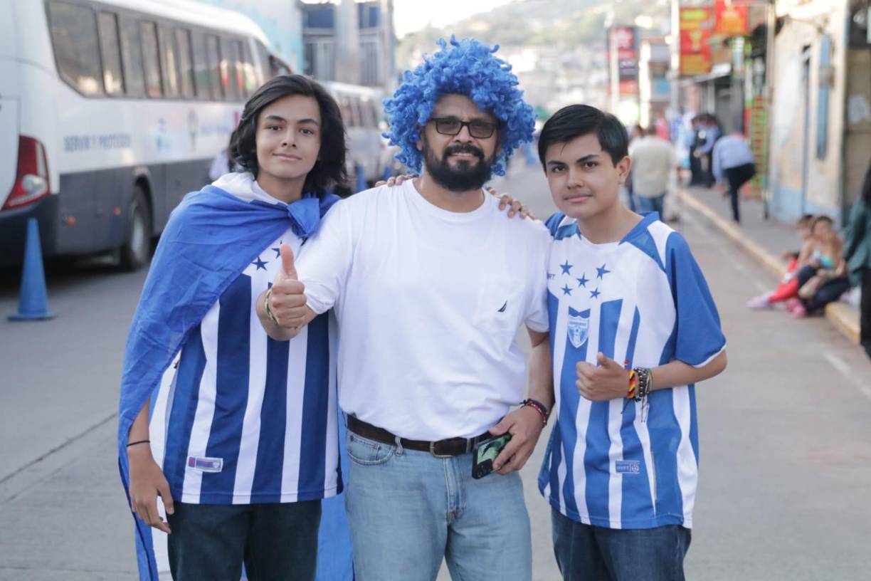 La afición catracha se hizo presente desde tempranas horas para apoyar al combinado dirigido por Reinaldo Rueda.