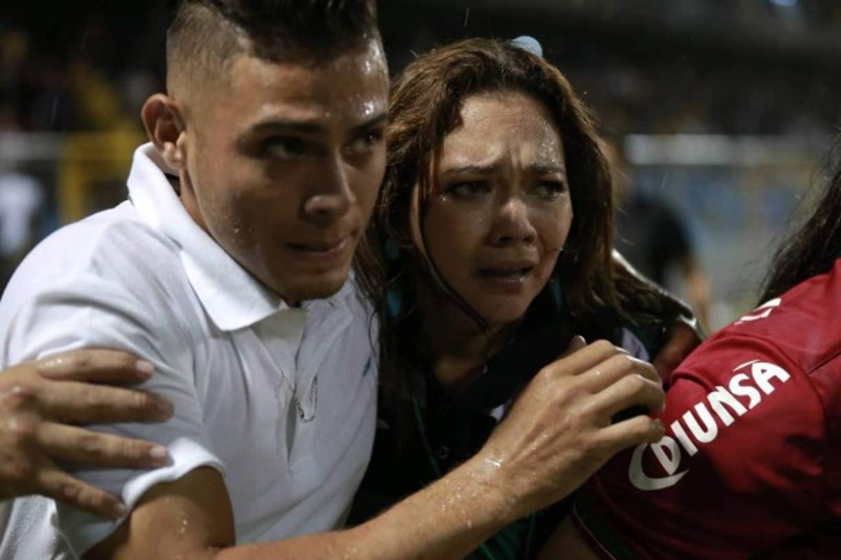 Rossana de Musleh, relacionadora pública del Marathón, tuvo que ser auxiliada tras la bronca en las gradas.