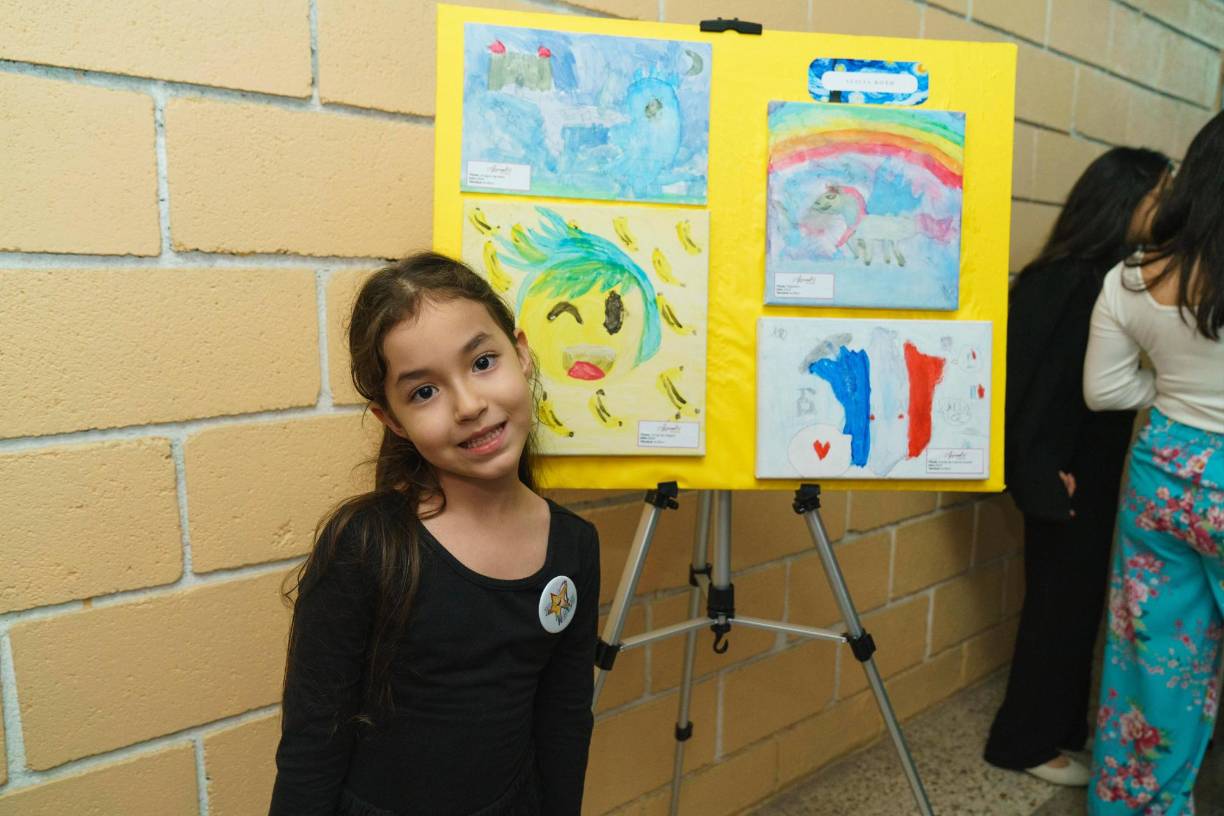 Alicia Roth con sus cuadros pictóricos expuestos en “Art in Motion”. 