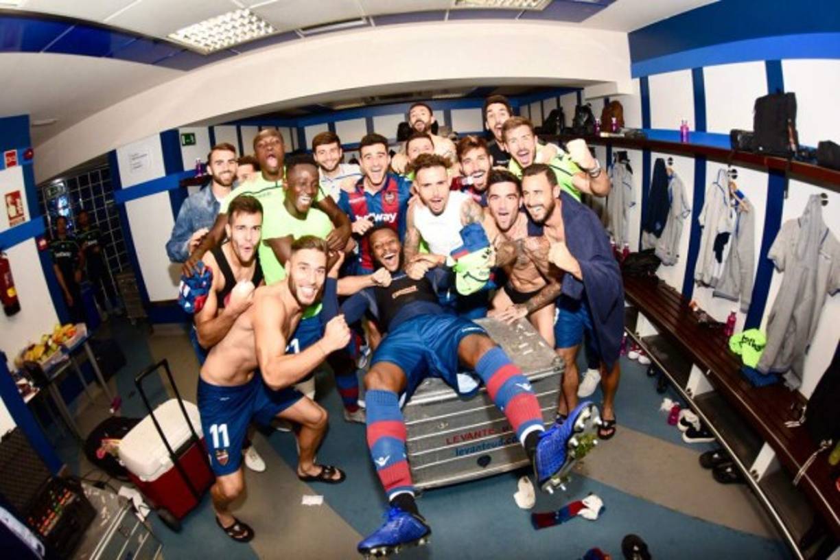 Así celebró el Levante su histórico triunfo en el Bernabéu ante el Real Madrid en los vestuarios.
