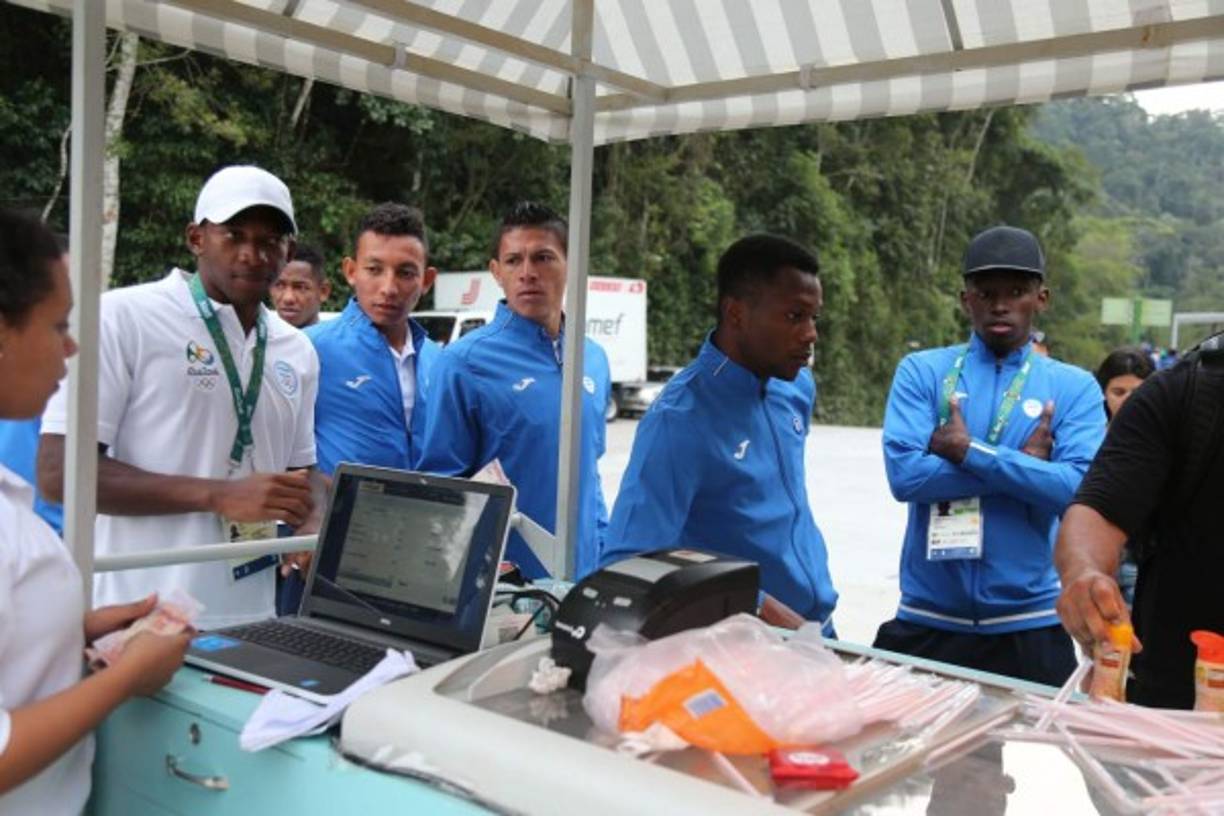 Luego de una larga espera, casi a las 6:00 de la tarde pudieron tener acceso gracias a que les dieron un acceso especial, pues ya no había cupo para que la Bicolor ingresara.