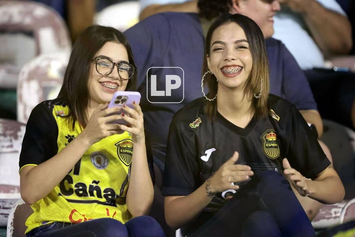 Dos guapas aficionadas del Real España en el estadio Morazán apoyando a la Máquina contra el Olimpia.
