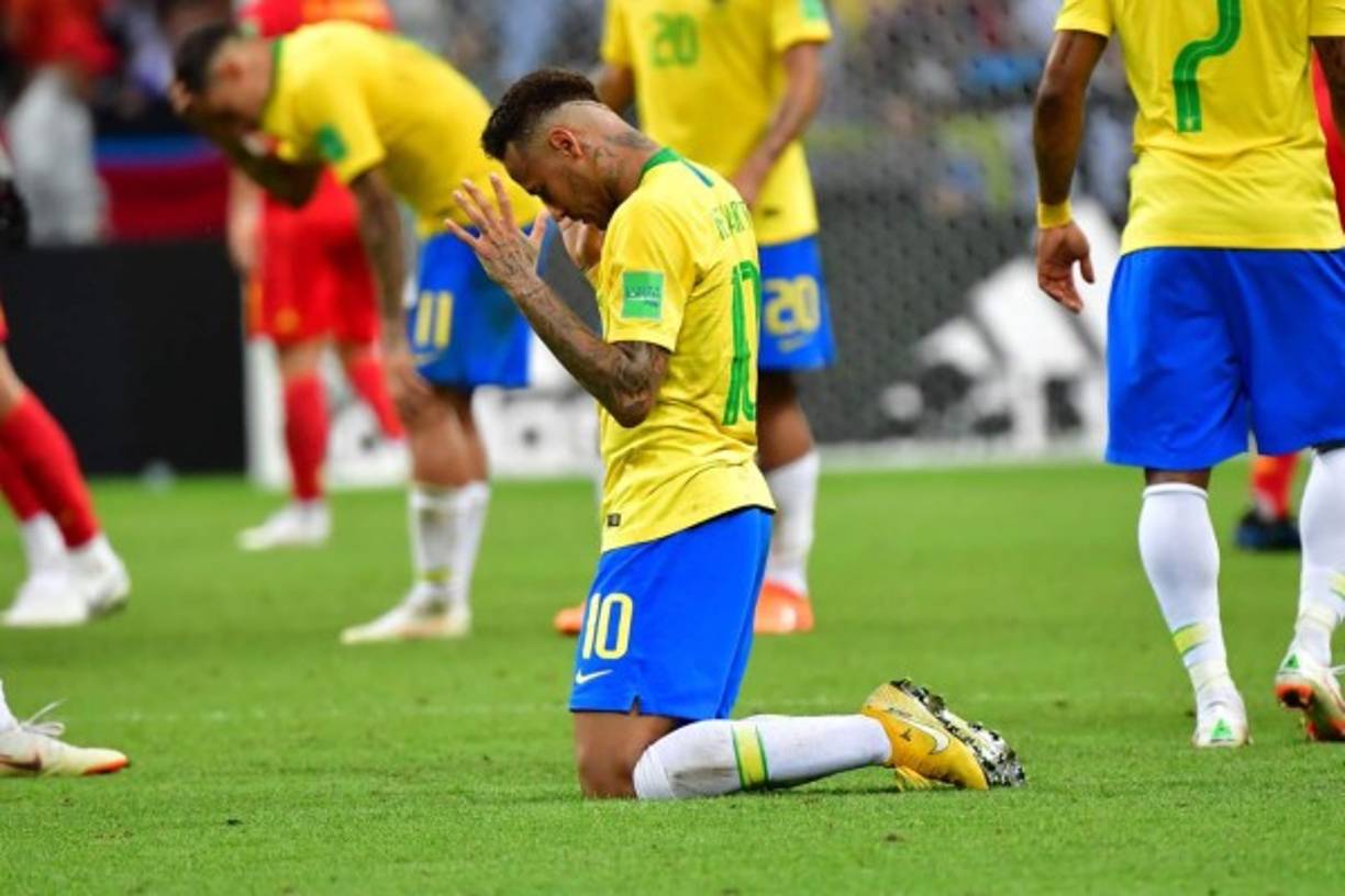 Pese a la eliminación, Neymar agradeció a Dios al final del partido.