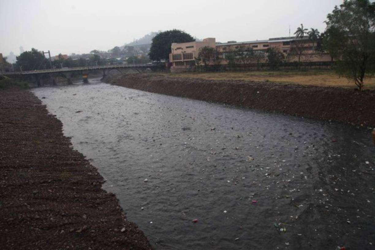 Una de las preocupaciones es la basura acumulada en las quebradas de la capital.