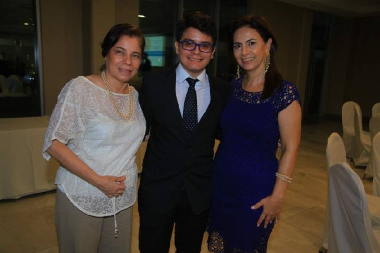 Lourdes y Daniel Bueso con Jackie Rodríguez.