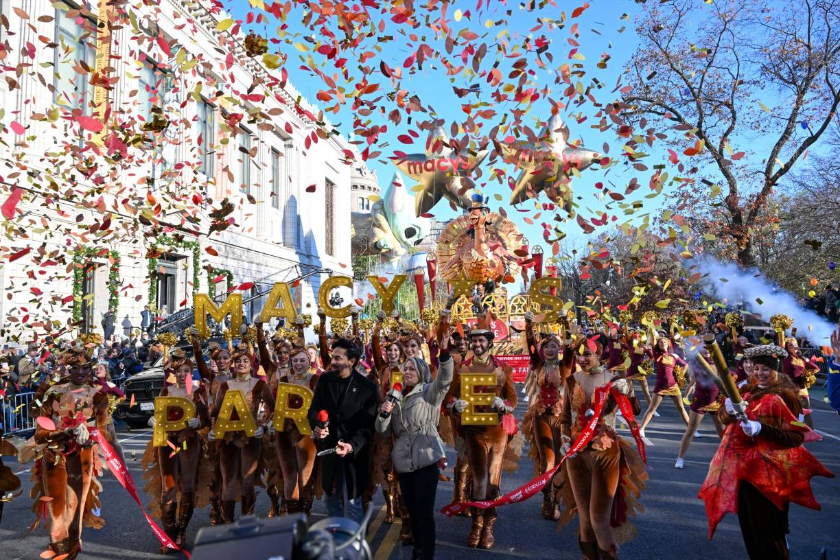 Miles de personas disfrutaron este jueves del tradicional desfile del Día de Acción de Gracias de Macy’s en Nueva York, que este año se realizó bajo un fuerte dispositivo de seguridad tras los recientes tiroteos masivos en diversas partes del Estados Unidos. 