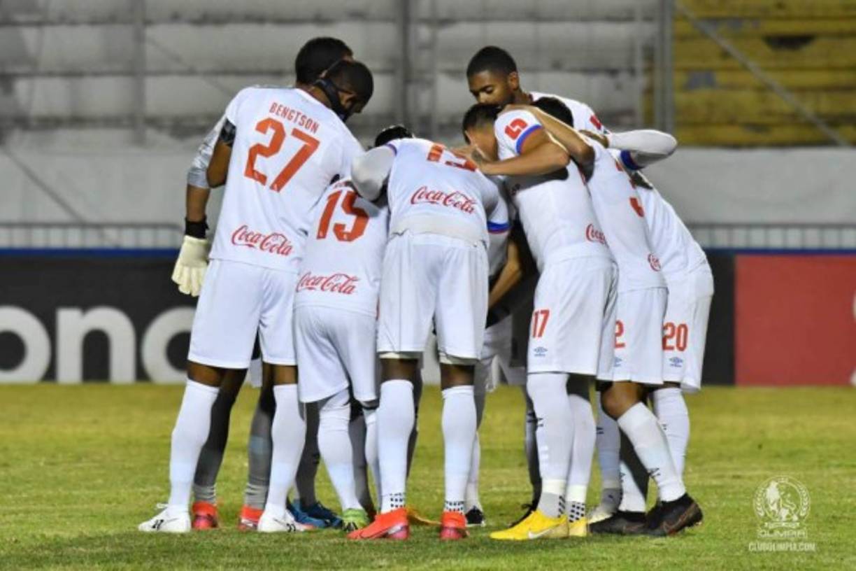 Unidos. Así salieron los jugadores del Olimpia al campo para buscar la victoria sobre Motagua.