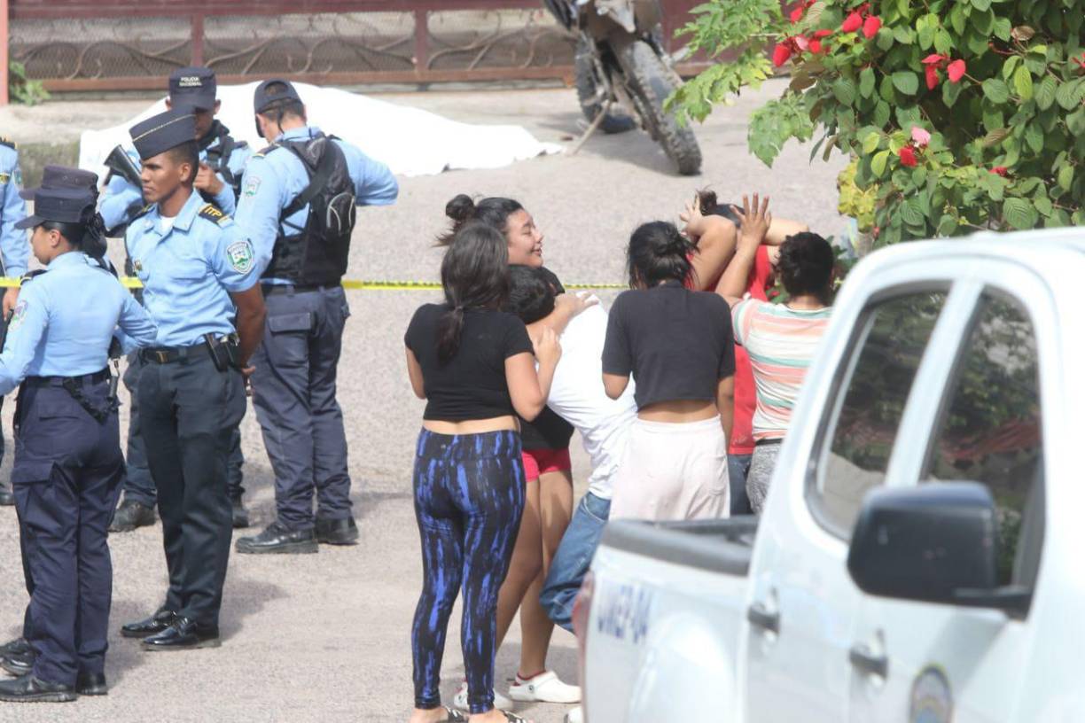 Martínez, quien vestía una camisa blanca con rayas negras, pantalón de jean y tenis blancos, se encontraba reparando su motocicleta frente a una vivienda, a unas pocas cuadras de su hogar, cuando fue atacado. 