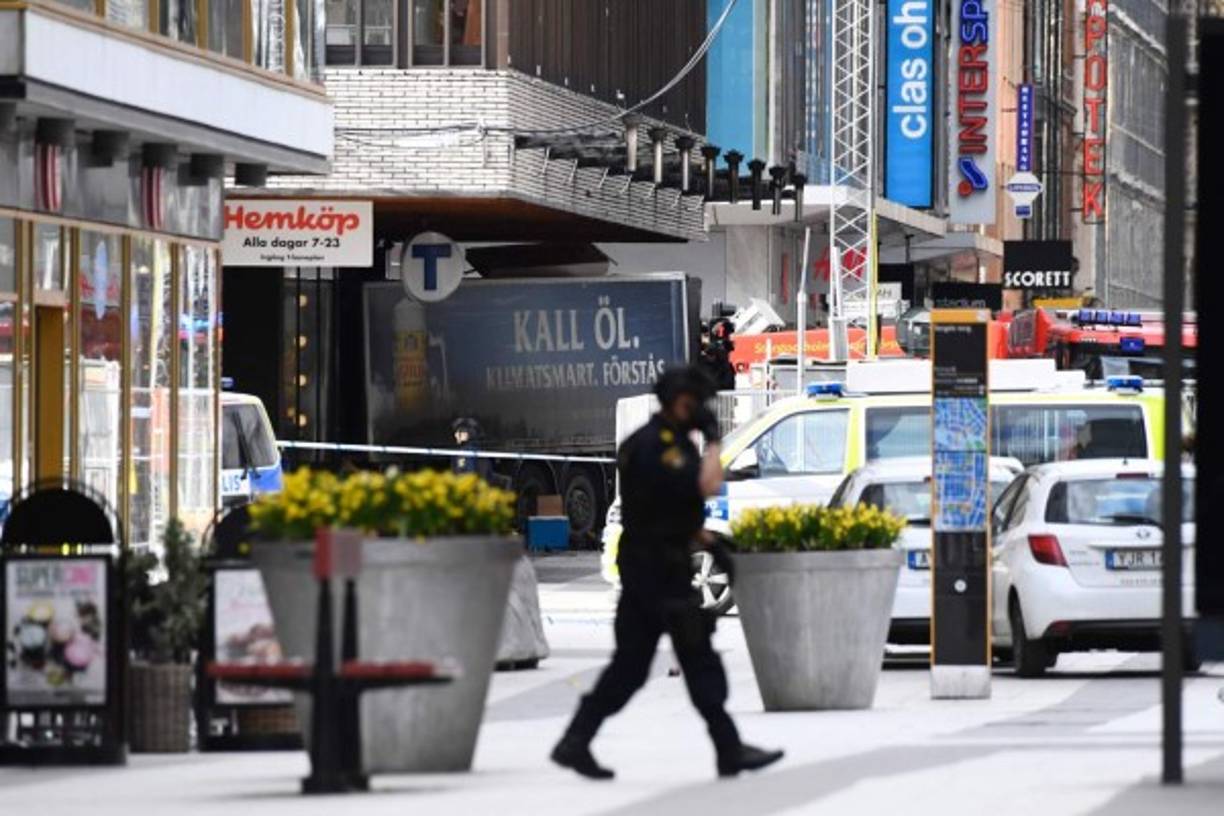 'El tráfico del metro está detenido. Los trenes de la periferia salen de la capital y dejan a los viajeros para regresar vacíos', escribió la policía de Estocolmo en Twitter.