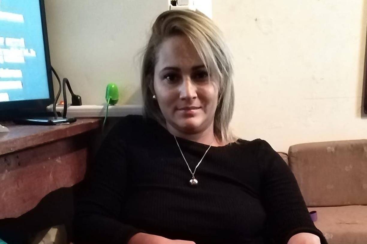 El cuerpo de la mujer quedó tendido en la calle. 