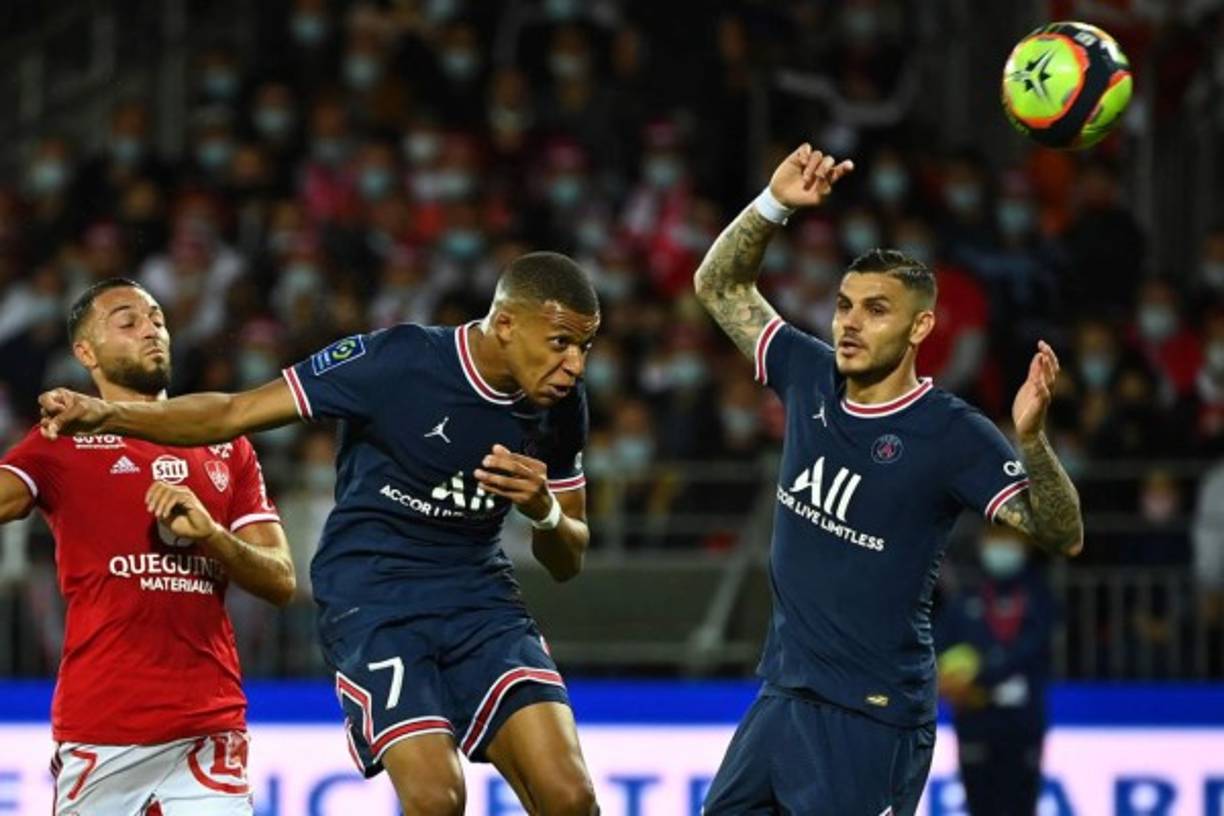 Con este cabezazo marcó Mbappé su primer gol de la temporada y el 0-2 del PSG ante el Brest.