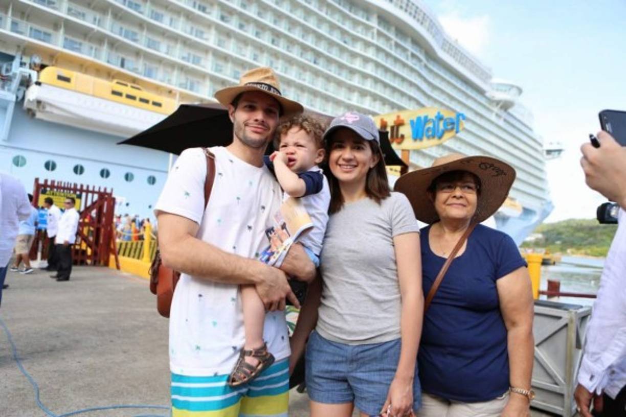 De Puerto Rico nos visitan José y Diana. “Es una experiencia maravillosa. Es algo inolvidable, porque es la primera vez que el Allure desembarca acá en Honduras”, dijeron.