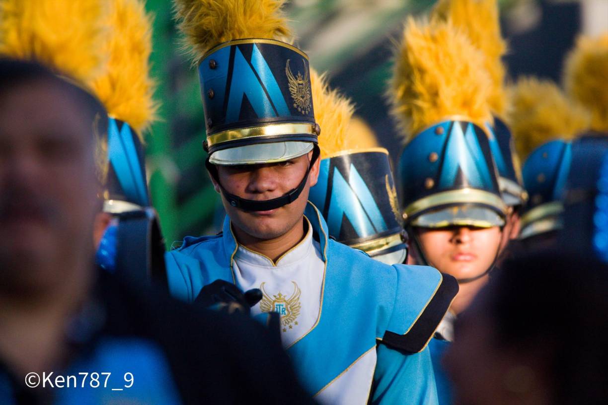El Reyes vistió su característico traje color blanco, azul, negro y un tocado amarillo en el sombrero.