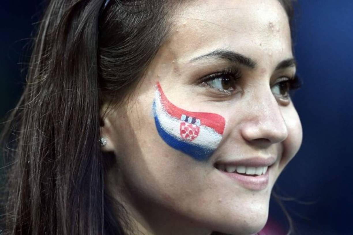 Las bellas aficionadas croatas apoyando a su selección ante Dinamarca.
