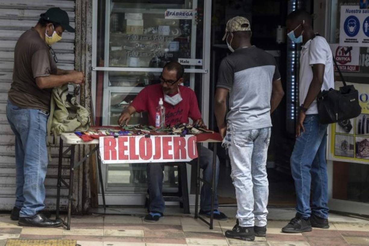 Panamá<br/><br/>El gobierno de Panamá reabrió este lunes los sectores de la construcción, minería no metálica e industria, que estaban inactivos en el marco del confinamiento para combatir la covid-19, en un intento por 'evitar el colapso económico' del país con mayor número de contagios en Centroamérica.<br/><br/>Asimismo, se eliminó la cuarentena por género, en la que hombres y mujeres podían salir dos horas al día en jornadas diferentes.<br/><br/>Las medidas se toman pese a que el país presenta el mayor número de contagios y muertos de Centroamérica, con más de 13.000 infectados y 336 fallecidos por el nuevo coronavirus, una tasa de letalidad de 2,5%, para un país de cuatro millones de habitantes.