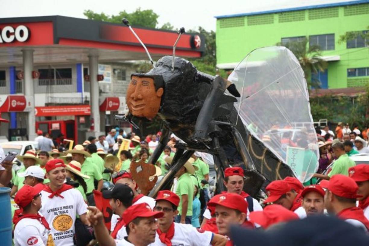 Los trabajadores utilizaron otra forma de protestar con figuras como estas.