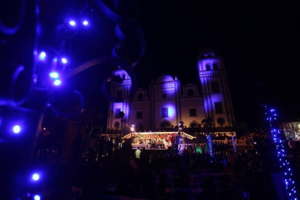 Proyecciones hechas sobre la fachada del santuario Nuestra Señora de Suyapa.