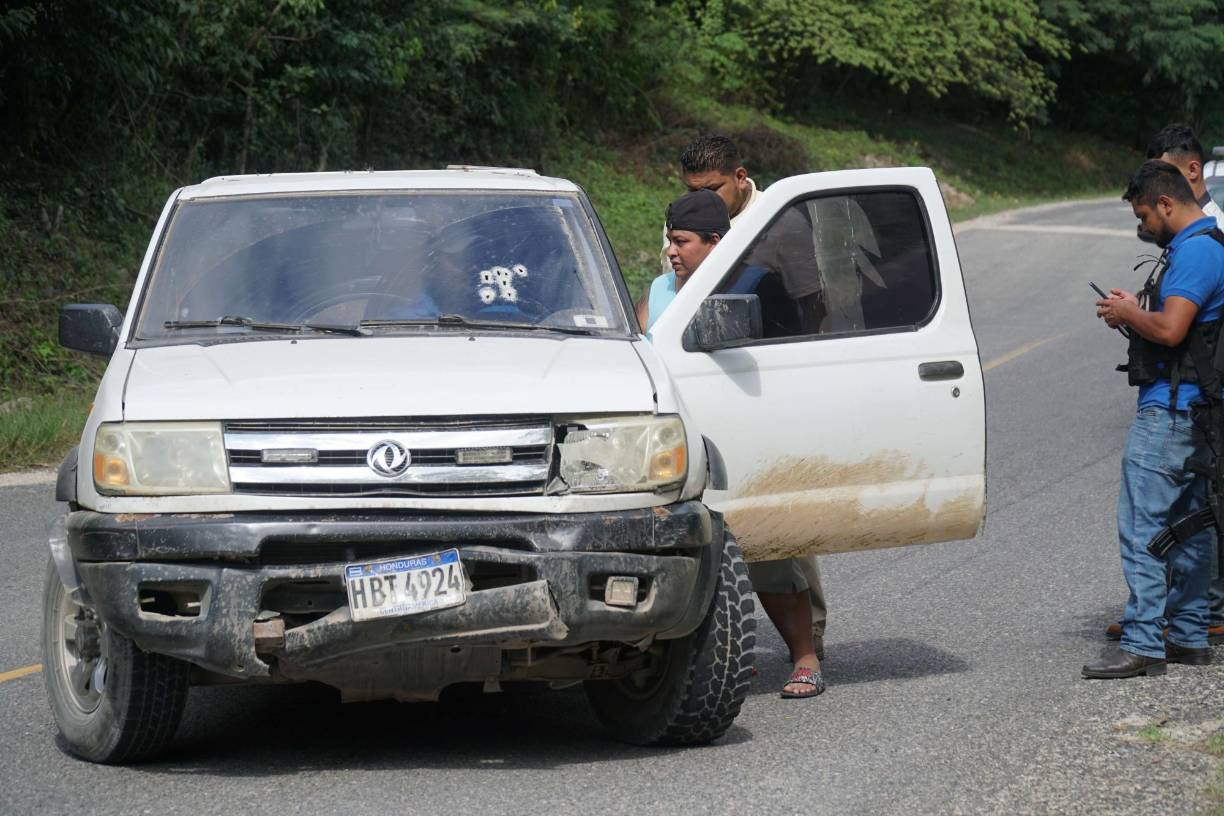 Un vecino dijo que “ellos a la fuerza sacaron al dueño de esa finca y se apropiaron de otras tierras, tenían intimidadas a varias personas de la aldea”. La Policía maneja que cuatro de los muertos son miembros de una banda criminal.