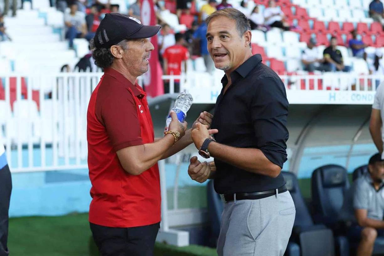 Pedro Troglio saludando su compatriota y colega Hernán ‘La Tota’ Medina, entrenador del Victoria, antes del inicio del juego.