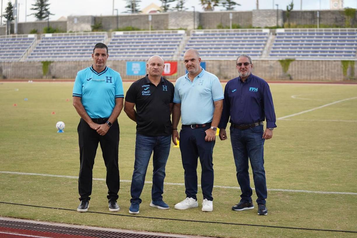 El presidente de la Federación de Fútbol de Honduras, Jorge Salomón, el vicepresidente ‘Tato’ Saybe, Gerardo Ramos, director administrativo, y el miembro del Comité Ejecutivo, Yoni Rivera, acompañando a la ‘H’ en el Bermuda National Sports Centre.