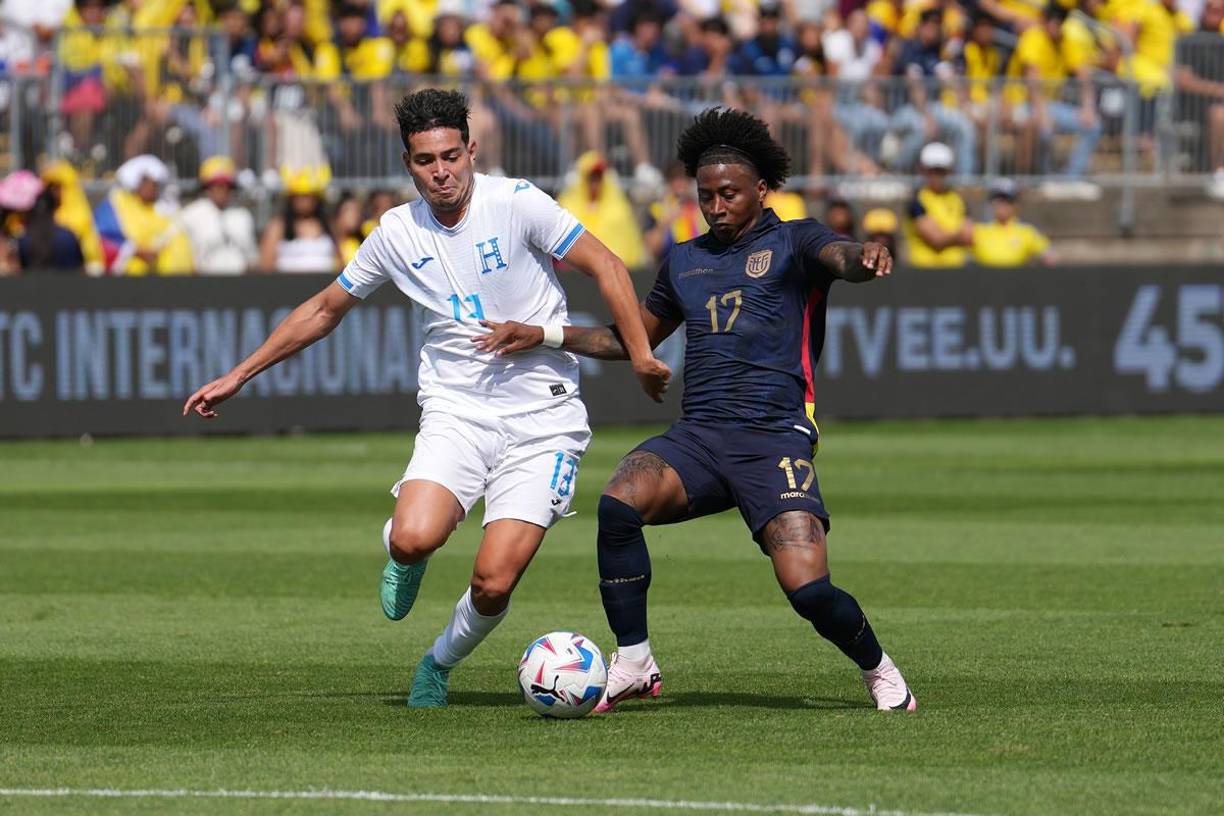 Jhow Benavídez también fue sorpresa en el 11 de Honduras. Aquí disputa el balón con el ecuatoriano Angelo Preciado.