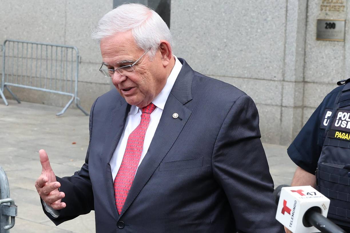 A ello, se suman otros 70.000 dólares encontrados en una caja fuerte perteneciente a su esposa, así como 13 lingotes de oro, cuatro de ellos de 1 kg cada uno. Según la Fiscalía, les fueron entregados por tres empresarios que participaron del vasto “esquema de corrupción” y que pretendían enriquecerse protegidos por Menéndez. 