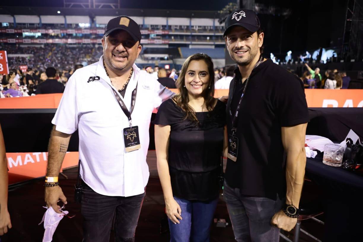 Ernesto Arceyut, gerente de Arceyut Producciones con Valeria Ríos, vicepresidente de Mercadeo y Comunicación de BAC Credomatic Honduras y Andrés García, gerente de En Vivo Producciones. 