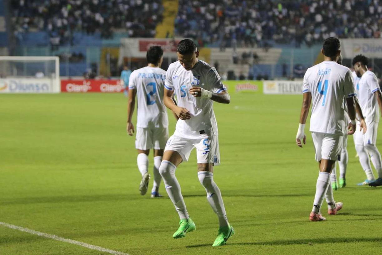 Kervin Arriaga siguió con su celebración y se tiró este bailecito frente a los aficionados catrachos.