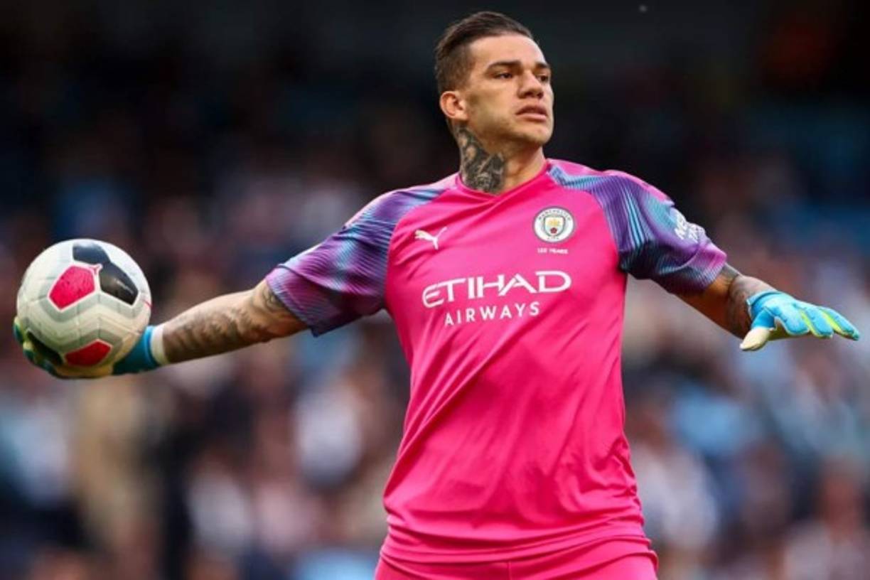 4- Ederson Moraes: El meta brasiñeño jugaba en el Benfica cuando el Manchester City de Guardiola le fichó por 40 millones de euros.