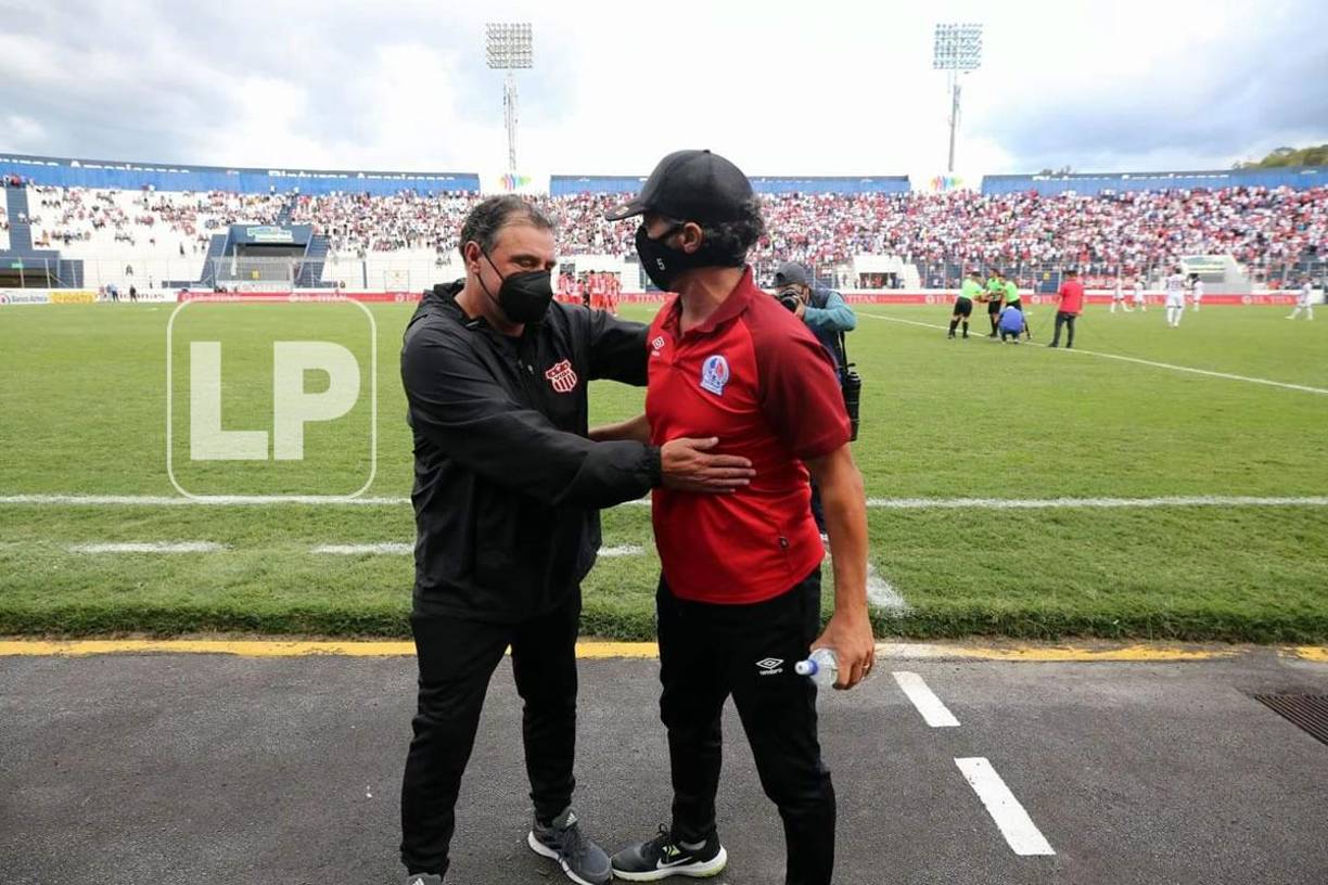 El saludo de Fernando Mira y Pedro Troglio antes del inicio del partido.
