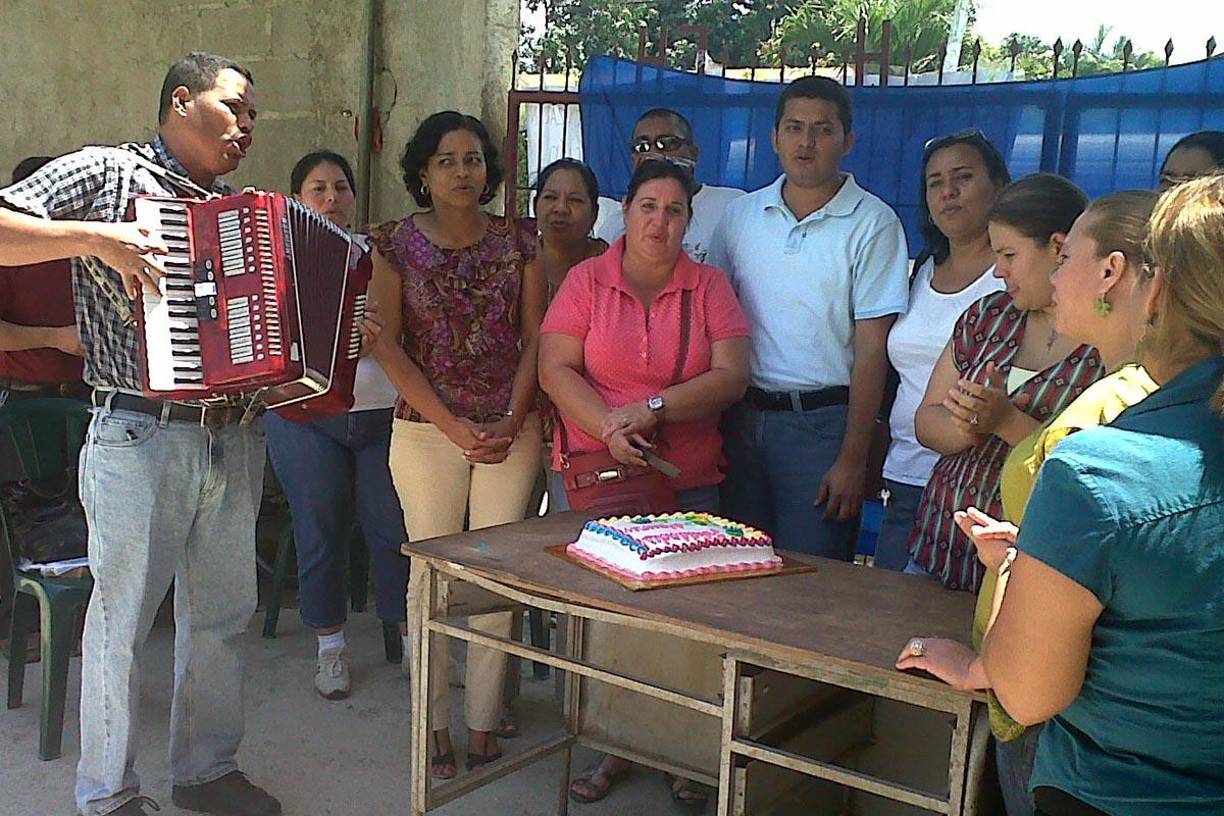 La policía informó que el maestro hondureño había sido hallado aún con vida, sangrando en la parte superior de su torso, pero murió en el hospital.