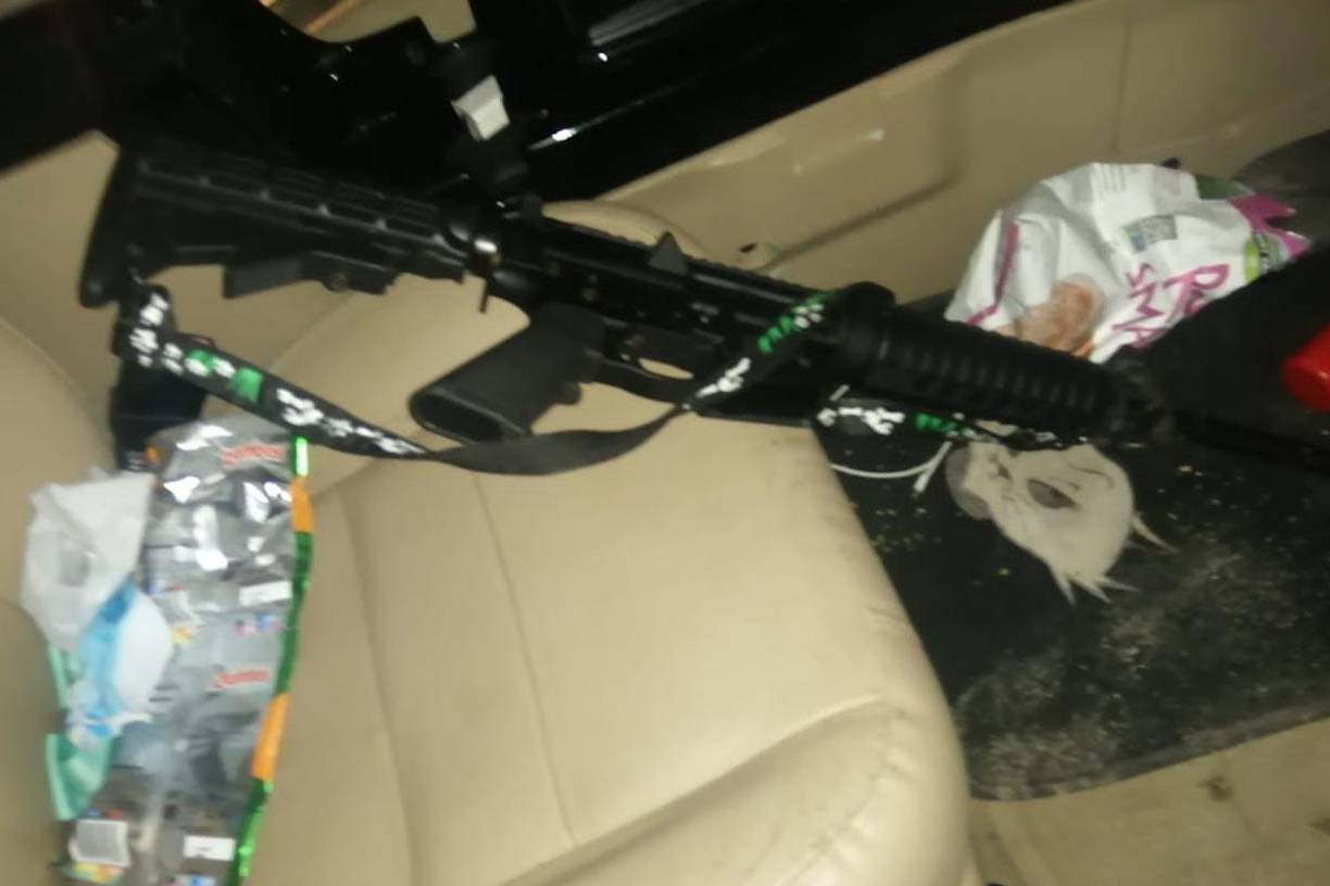 Una de las armas decomisadas a el presunto pandillero cuando fue capturado.