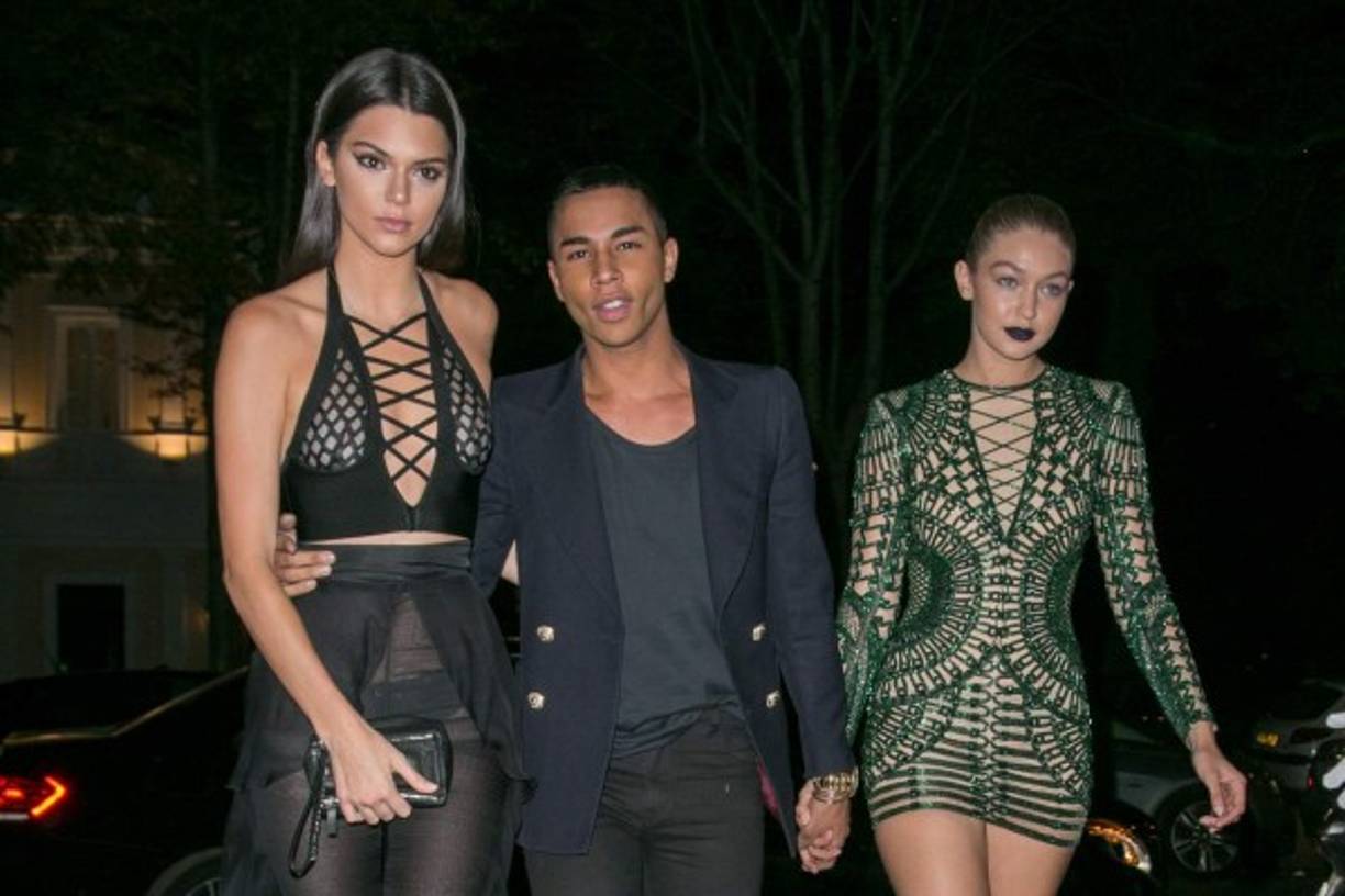 Las jóvenes lucieron este look en una fiesta organizada por la firma Balmain.