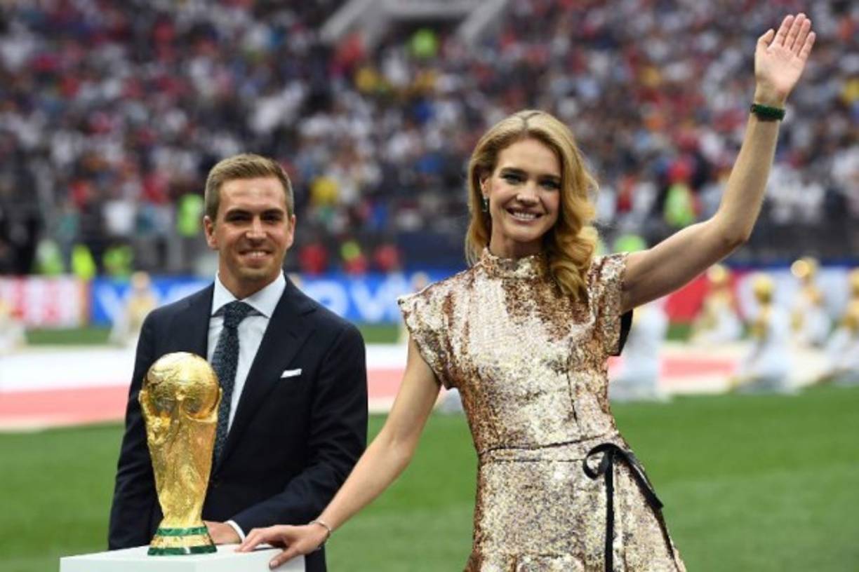 Philipp Lahm, ganador con Alemania en 2014, fue el encargado de presentar el trofeo antes de dejarlo a la espera de un nuevo dueño.