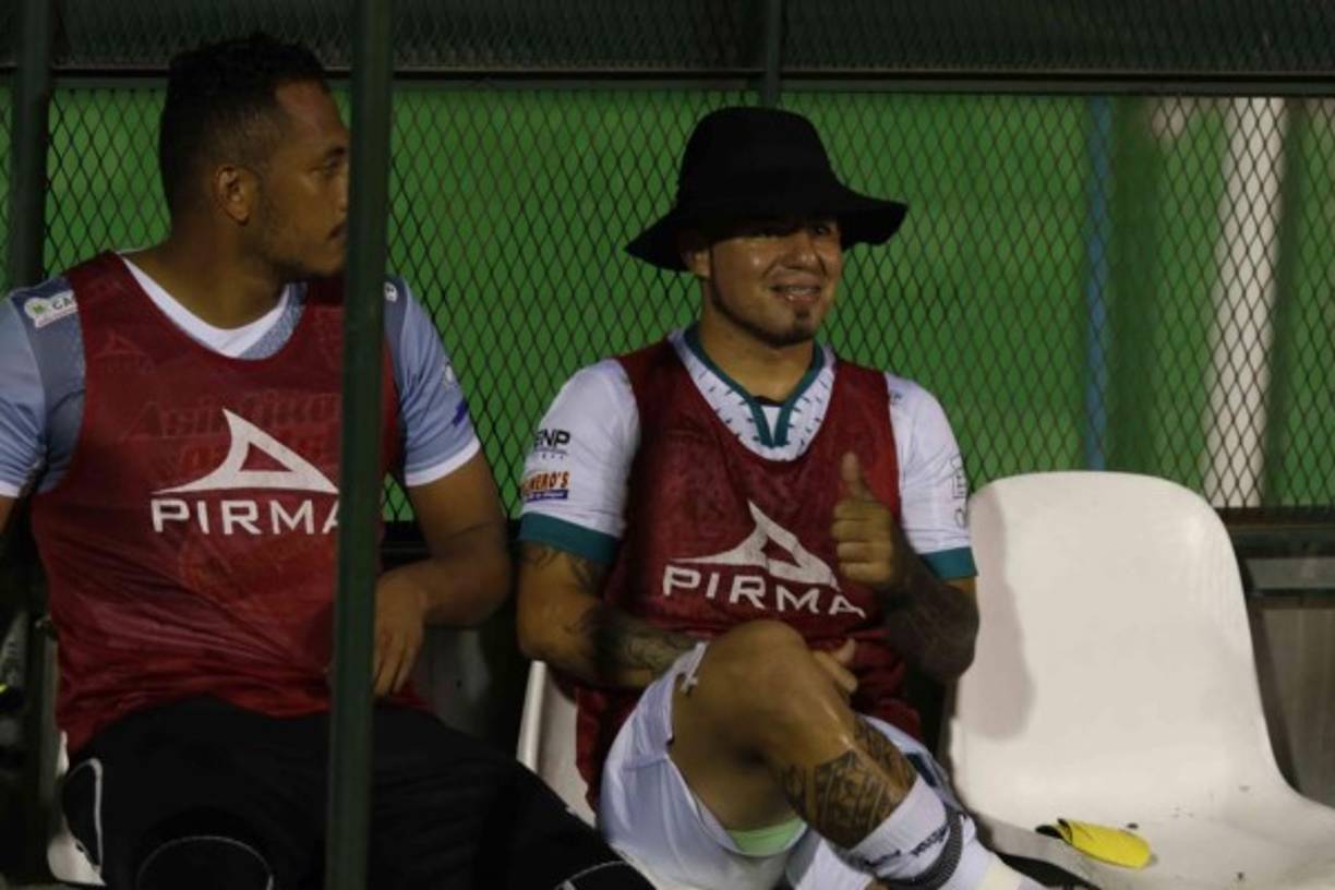 Jorge Cardona apareció en el banquillo del Platense con este sombrero y fue una sensación.