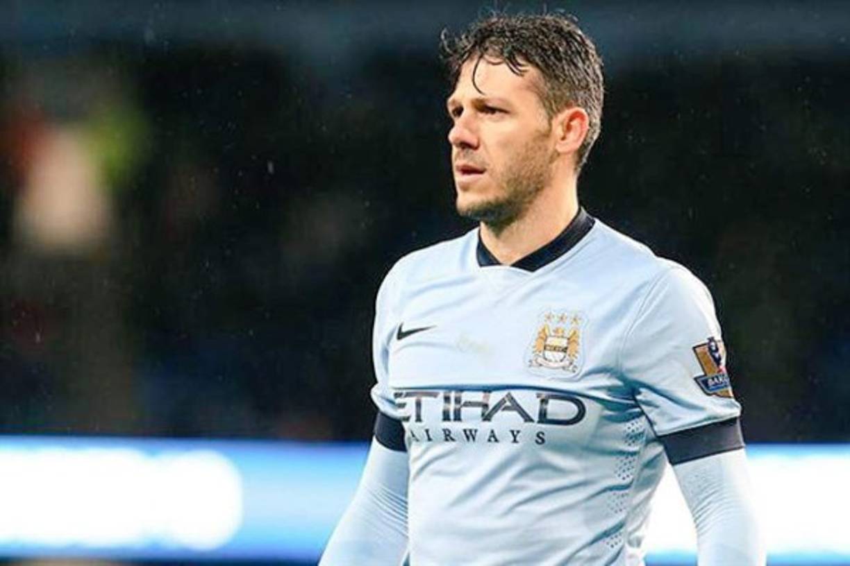 Martín Demichelis, a un paso del Espanyol. El veterano defensa central argentino, sin equipo desde que acabara contrato con el Manchester City, negocia con el conjunto periquito para su incorporación.