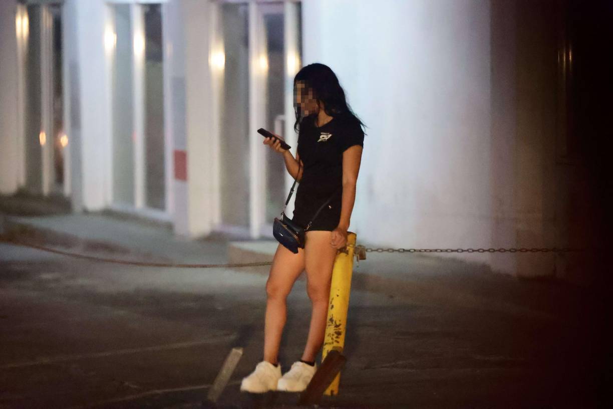 Uno de los lugares en donde se ven más personas que se prostituyen es en Guamilito sobre la cuarta avenida entre la segunda y tercera calle.
