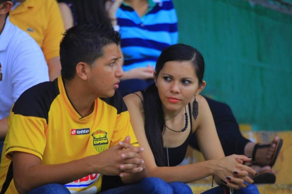 People arrive to attend the 'Celebration of Life for Kobe and Gianna Bryant' service at Staples Center in Downtown Los Angeles on February 24, 2020. - Kobe Bryant, 41, and 13-year-old Gianna were among nine people killed in a helicopter crash in the rugged hills west of Los Angeles on January 26. (Photo by Frederic J. BROWN / AFP)