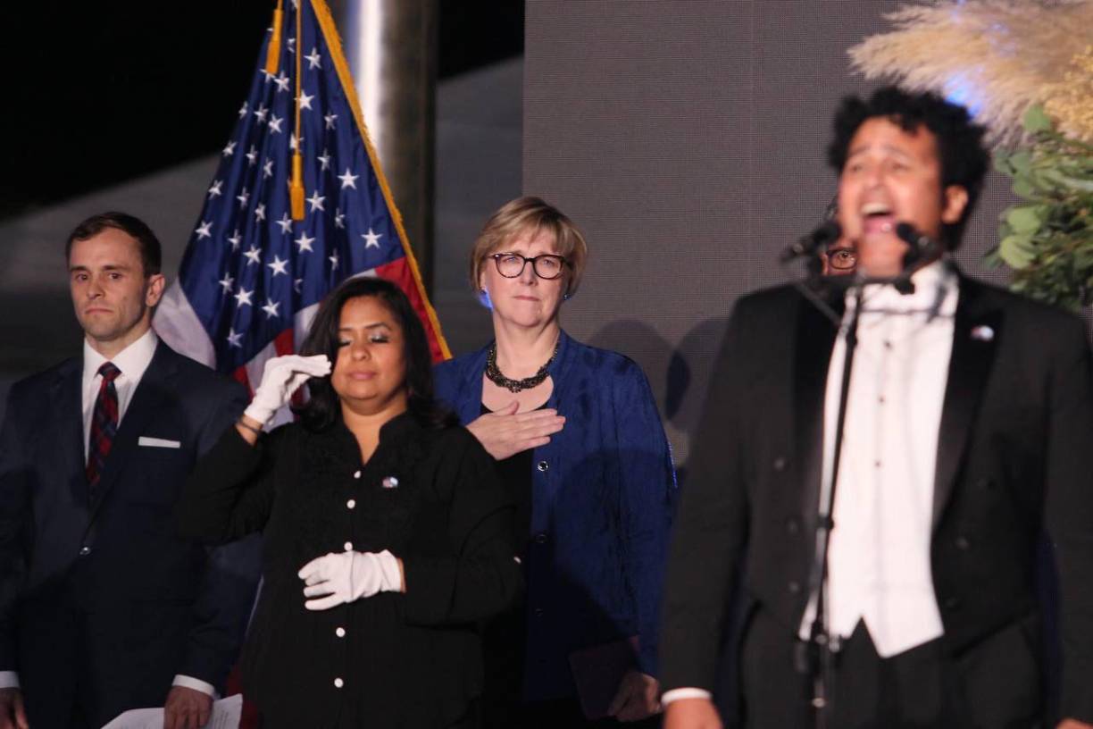 La embajadora de Estados Unidos en Honduras, Laura Dogu, hizo su ingreso minutos antes de comenzar el esperado evento.